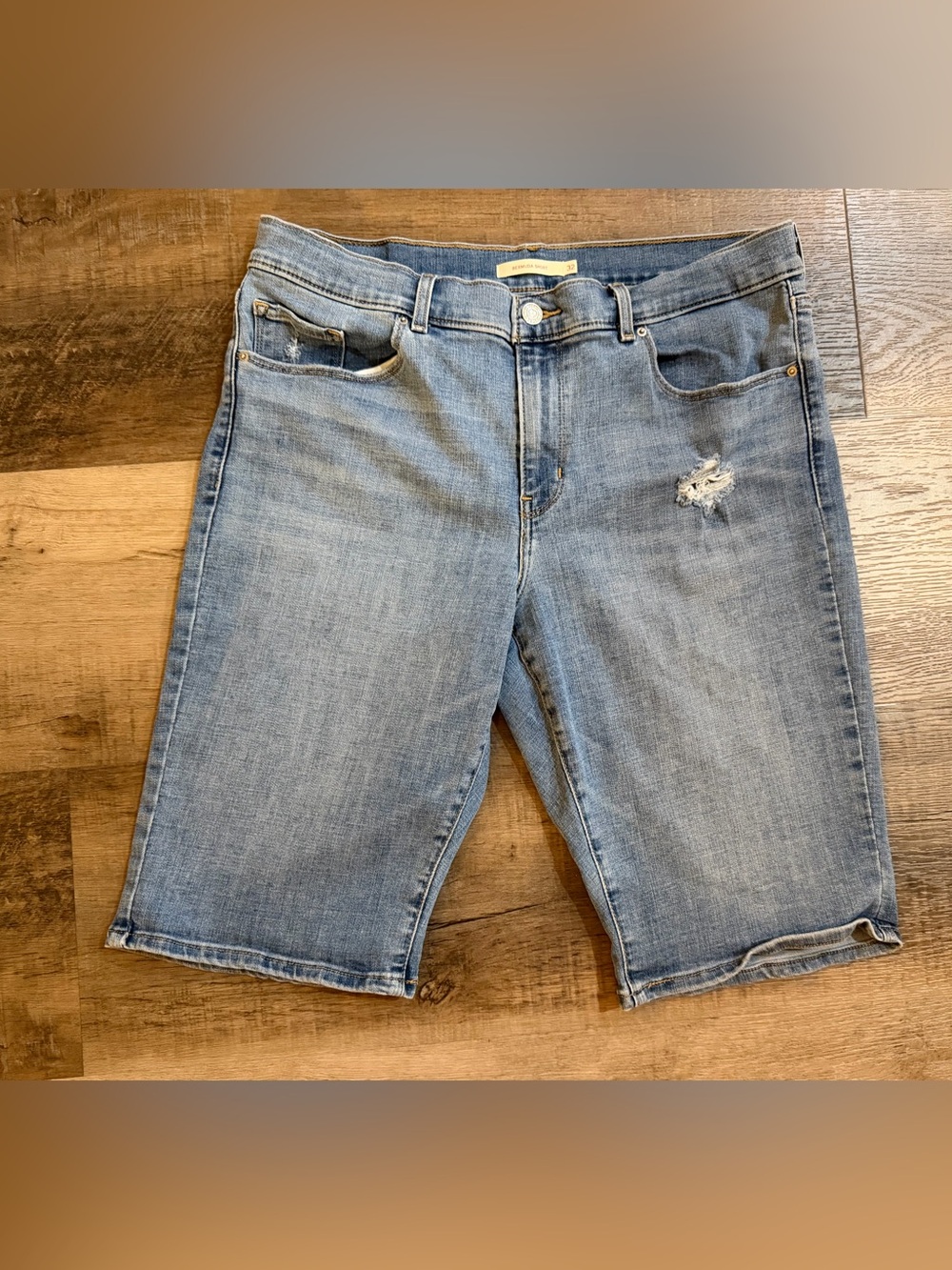 LEVIโS Womenโs Distressed Bermuda Stretch Shorts Size 32 - Picture 9 of 14